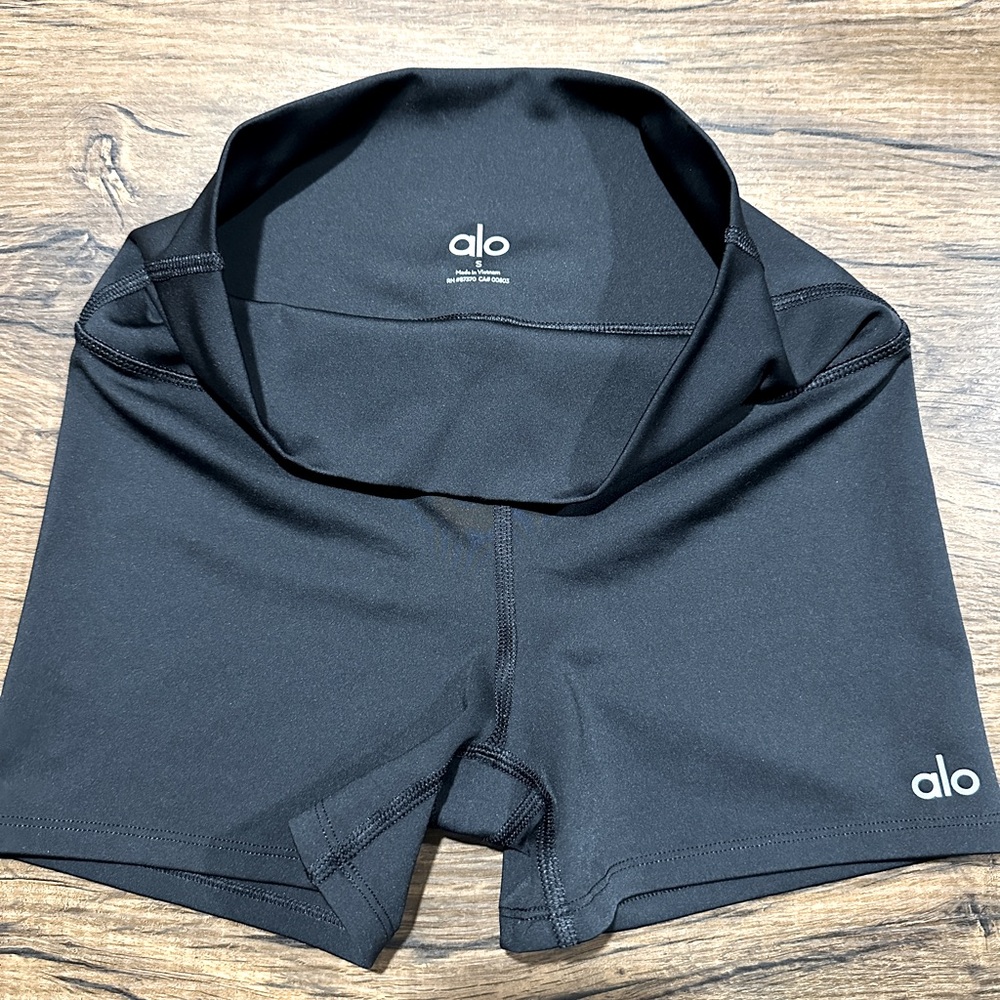 ALO YOGA 5” Airlift Energy Short, Small, Black